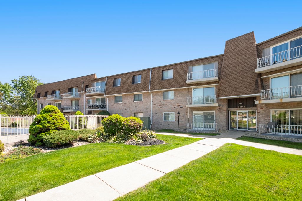 3240 N Manor Drive 130, Lansing, IL 60438