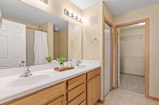 14569 Everton N 6, Hugo, MN 55038