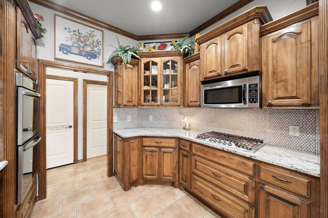 550 W Hunters Court Way, Mustang, OK 73064