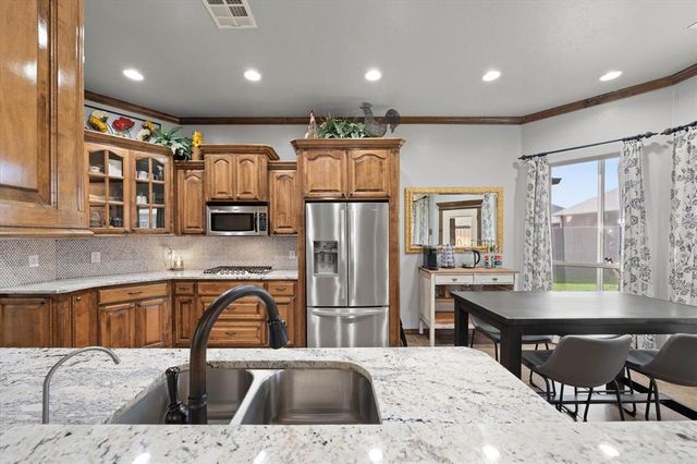550 W Hunters Court Way, Mustang, OK 73064