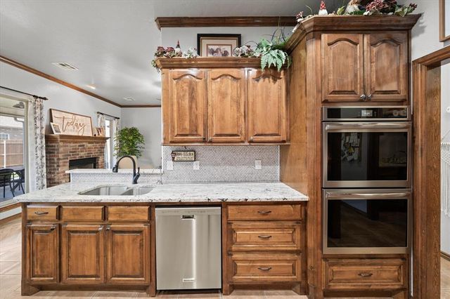 550 W Hunters Court Way, Mustang, OK 73064