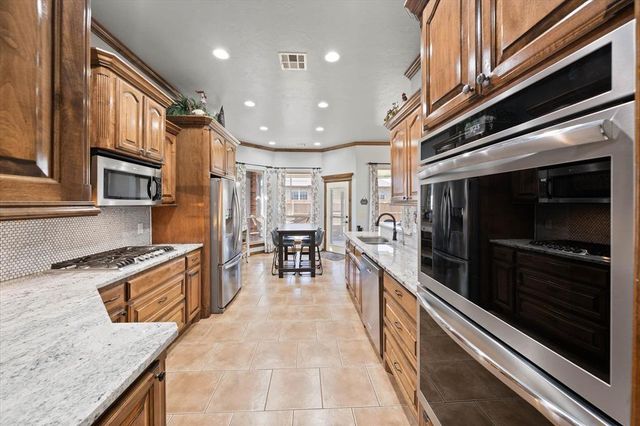 550 W Hunters Court Way, Mustang, OK 73064