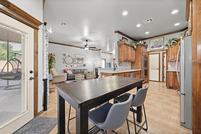 550 W Hunters Court Way, Mustang, OK 73064