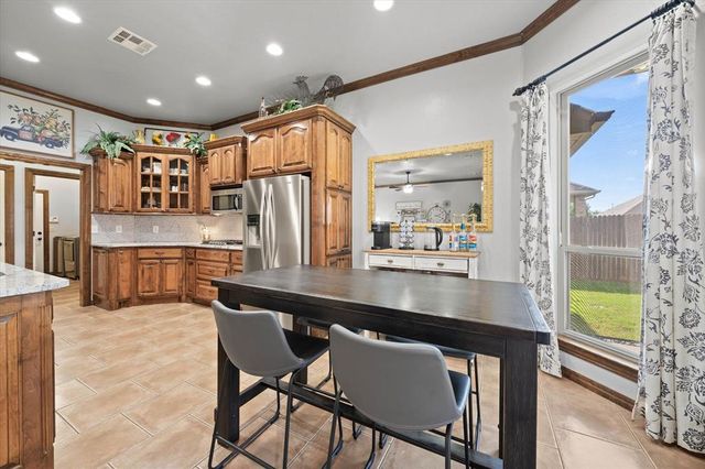 550 W Hunters Court Way, Mustang, OK 73064