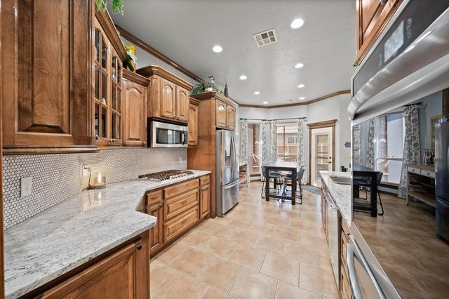 550 W Hunters Court Way, Mustang, OK 73064