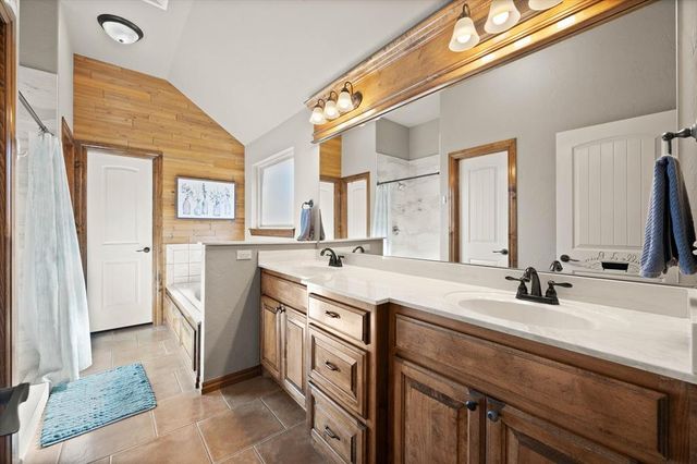 550 W Hunters Court Way, Mustang, OK 73064