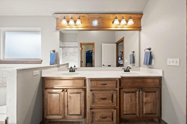 550 W Hunters Court Way, Mustang, OK 73064