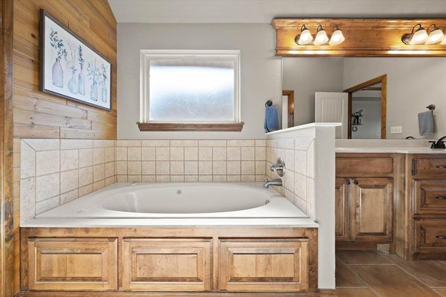 550 W Hunters Court Way, Mustang, OK 73064