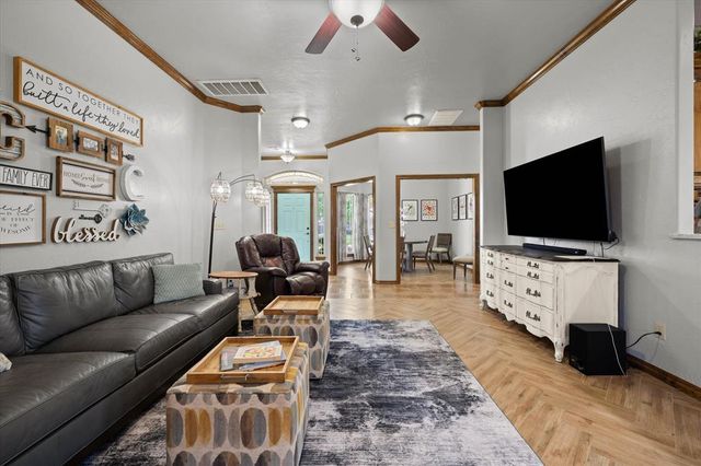 550 W Hunters Court Way, Mustang, OK 73064