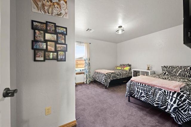 550 W Hunters Court Way, Mustang, OK 73064