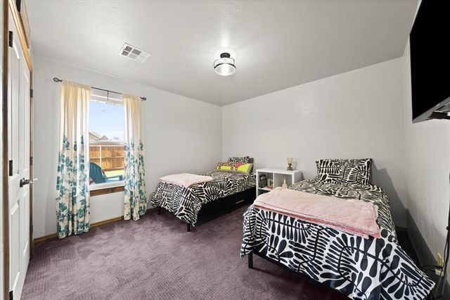 550 W Hunters Court Way, Mustang, OK 73064