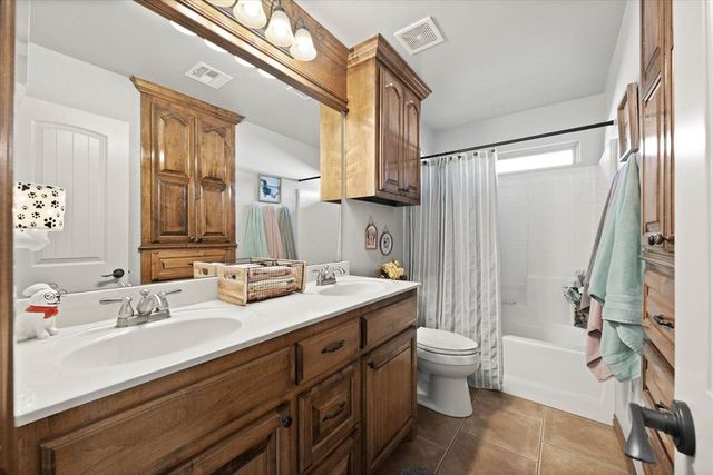 550 W Hunters Court Way, Mustang, OK 73064