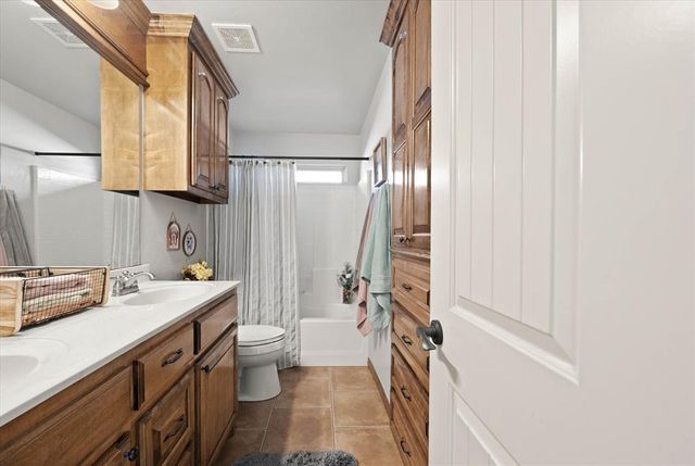 550 W Hunters Court Way, Mustang, OK 73064