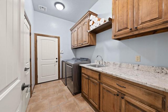 550 W Hunters Court Way, Mustang, OK 73064
