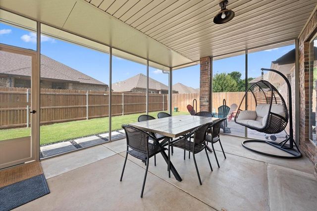 550 W Hunters Court Way, Mustang, OK 73064