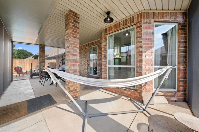 550 W Hunters Court Way, Mustang, OK 73064