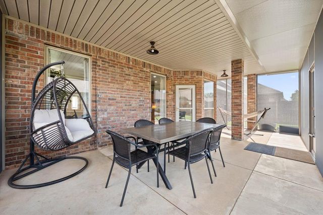 550 W Hunters Court Way, Mustang, OK 73064