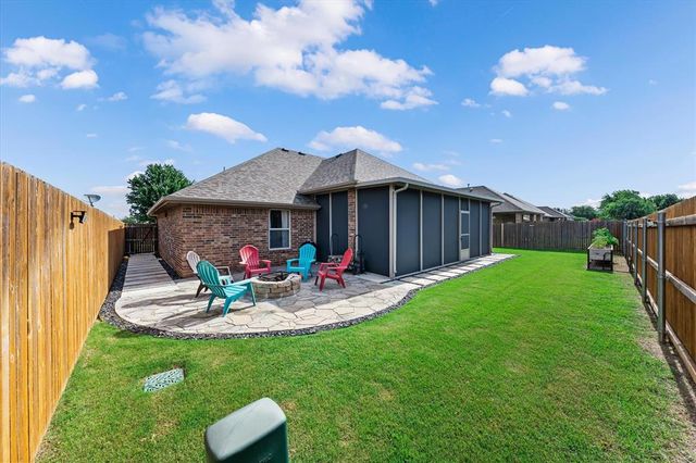 550 W Hunters Court Way, Mustang, OK 73064