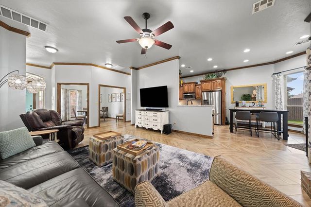 550 W Hunters Court Way, Mustang, OK 73064