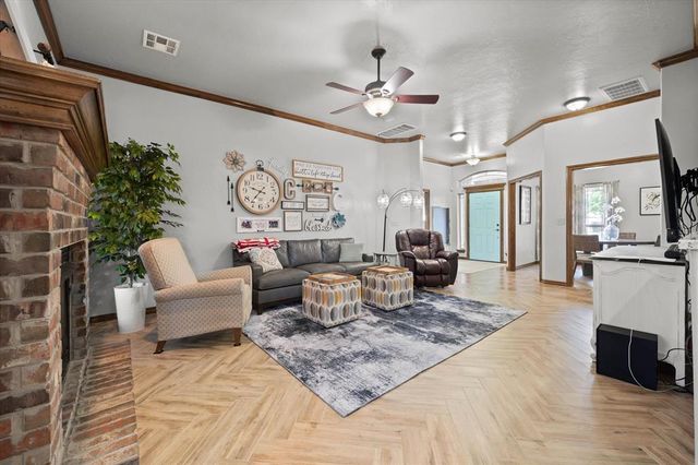550 W Hunters Court Way, Mustang, OK 73064