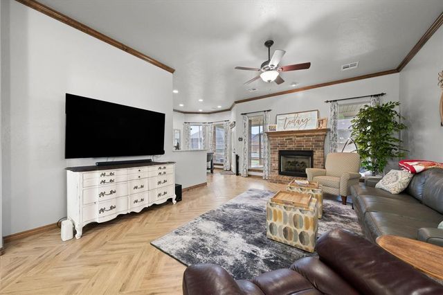550 W Hunters Court Way, Mustang, OK 73064