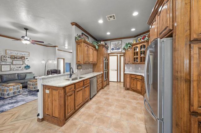 550 W Hunters Court Way, Mustang, OK 73064
