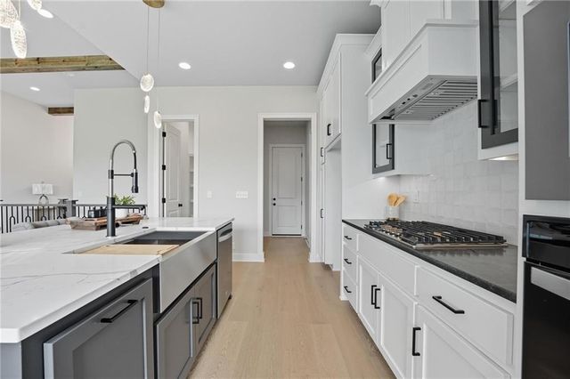 2127 NW killarney Lane, Lee's Summit, MO 64081