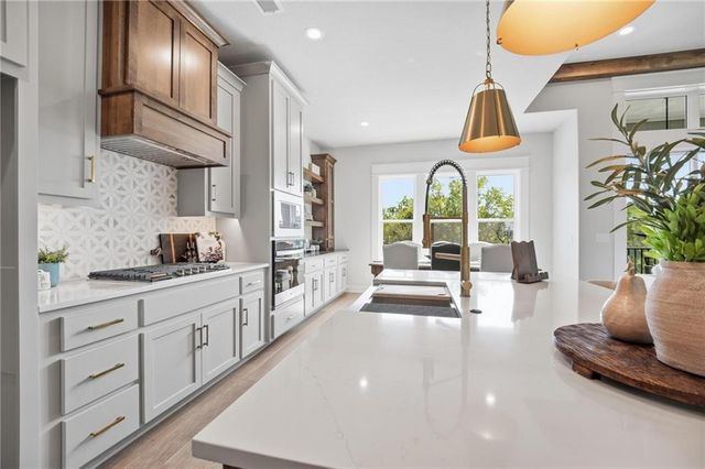 2127 NW killarney Lane, Lee's Summit, MO 64081