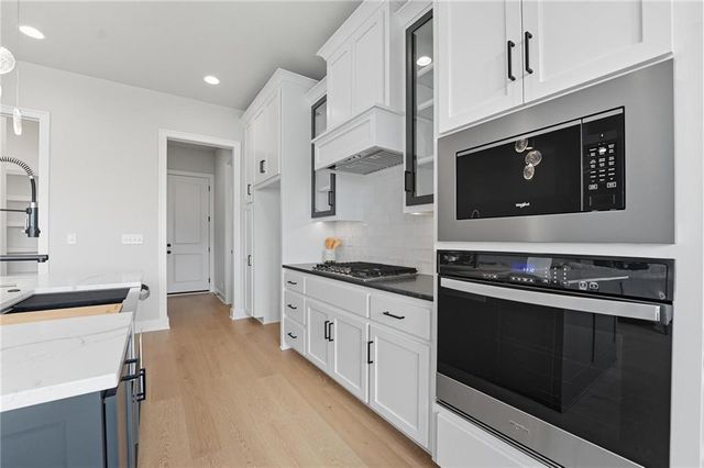 2127 NW killarney Lane, Lee's Summit, MO 64081