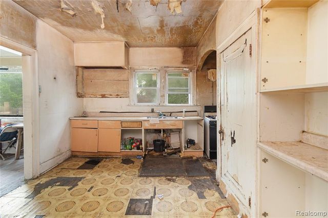 195 W Greendale, Highland Park, MI 48203