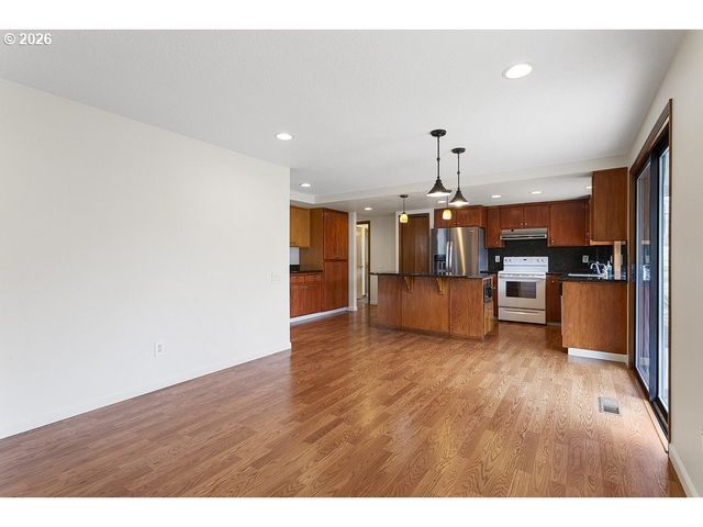 15638 Ne RUSSELL Pl, Portland, OR 97230