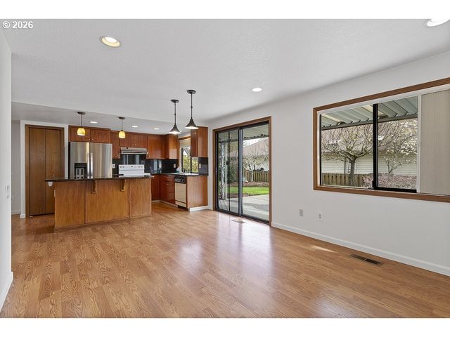 15638 Ne RUSSELL Pl, Portland, OR 97230