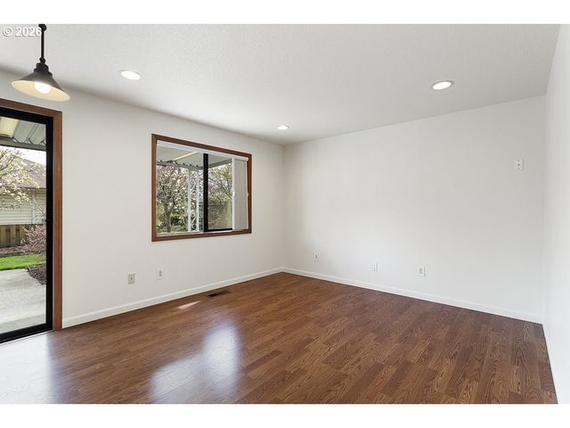 15638 Ne RUSSELL Pl, Portland, OR 97230