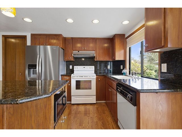 15638 Ne RUSSELL Pl, Portland, OR 97230