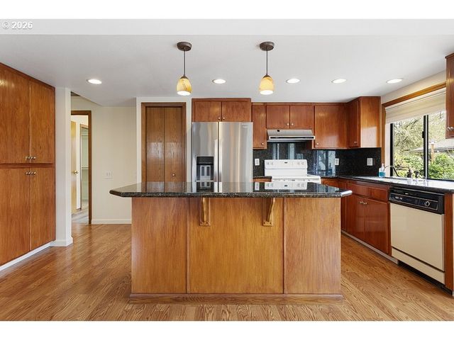 15638 Ne RUSSELL Pl, Portland, OR 97230