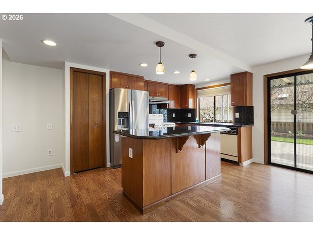 15638 Ne RUSSELL Pl, Portland, OR 97230