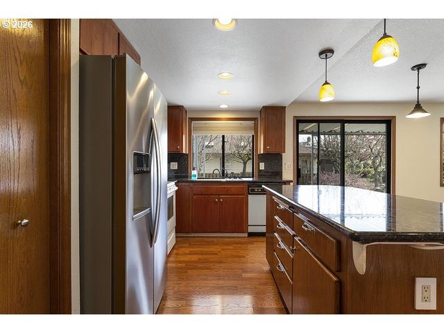 15638 Ne RUSSELL Pl, Portland, OR 97230