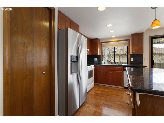 15638 Ne RUSSELL Pl, Portland, OR 97230