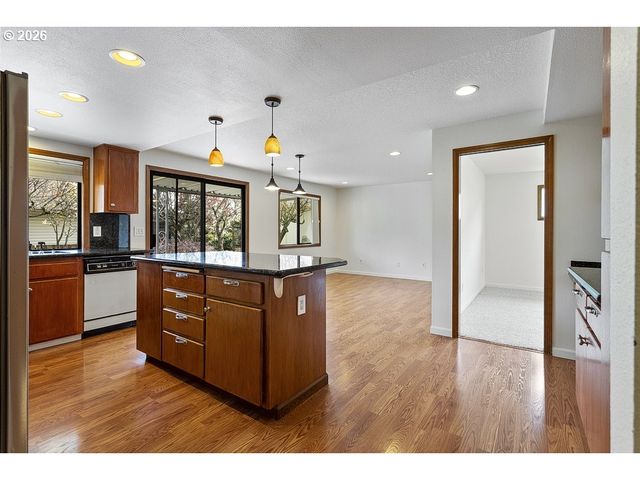 15638 Ne RUSSELL Pl, Portland, OR 97230