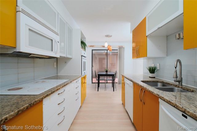 5188 W Richard Run, West Bloomfield, MI 48322