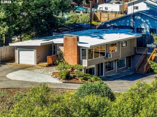 930 W 10TH St, Coquille, OR 97423