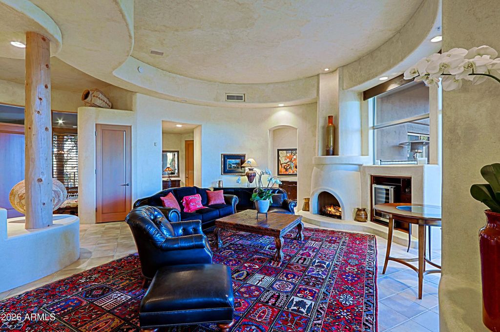 Image 10 of property listing at 7840 E THORNTREE Drive, Scottsdale, AZ 85266