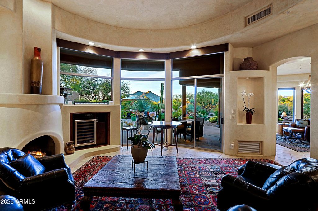 Image 13 of property listing at 7840 E THORNTREE Drive, Scottsdale, AZ 85266