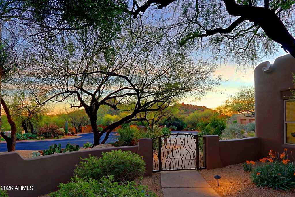 Image 3 of property listing at 7840 E THORNTREE Drive, Scottsdale, AZ 85266