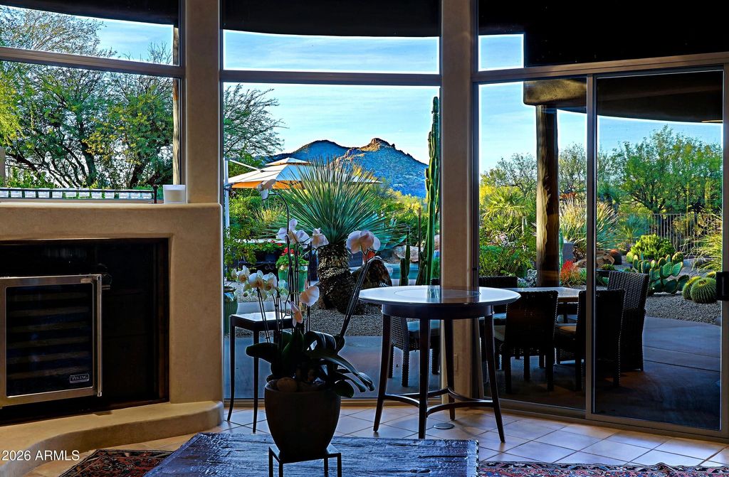 Image 8 of property listing at 7840 E THORNTREE Drive, Scottsdale, AZ 85266