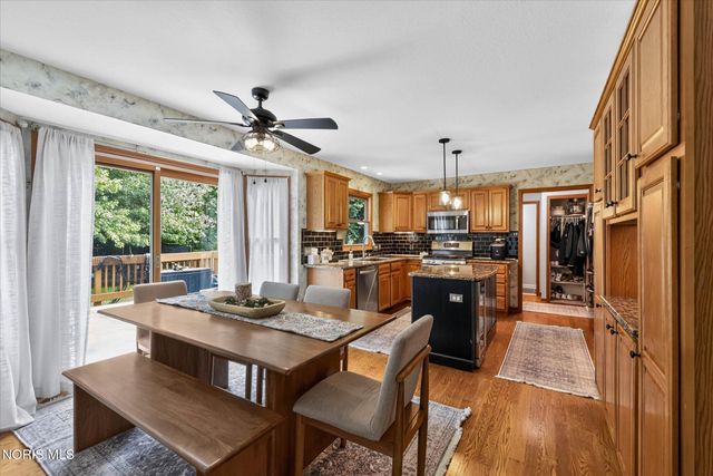 807 Whisperwood Parkway, Holland, OH 43528