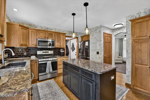 807 Whisperwood Parkway, Holland, OH 43528