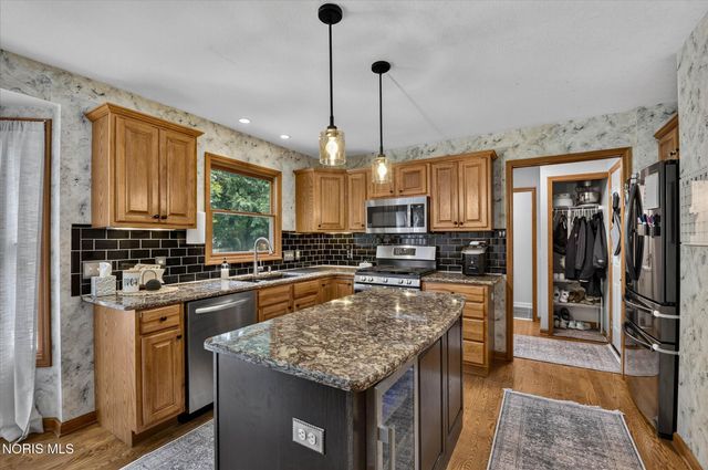 807 Whisperwood Parkway, Holland, OH 43528