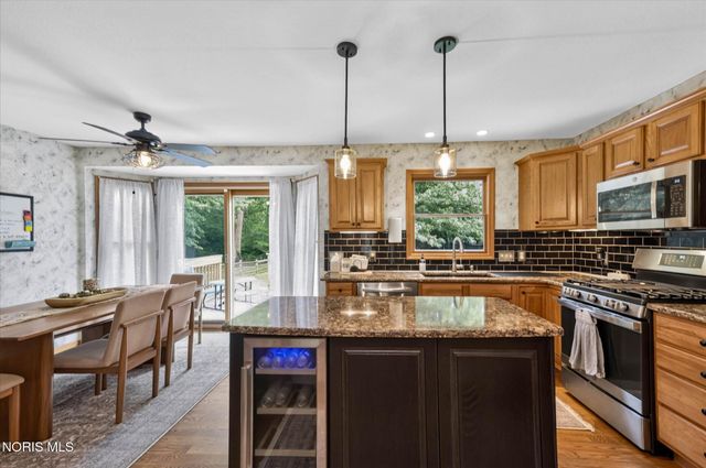 807 Whisperwood Parkway, Holland, OH 43528