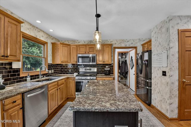 807 Whisperwood Parkway, Holland, OH 43528